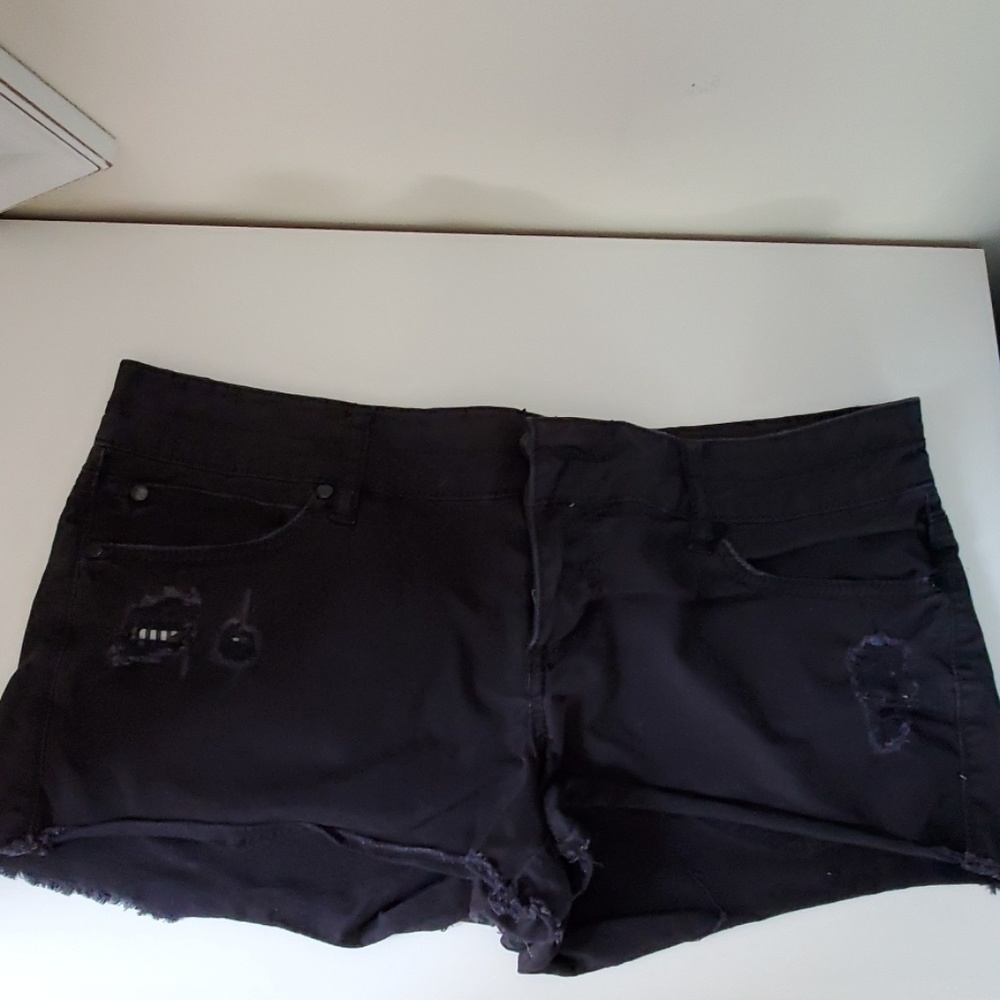 Solid distressed black shorts with raw hem